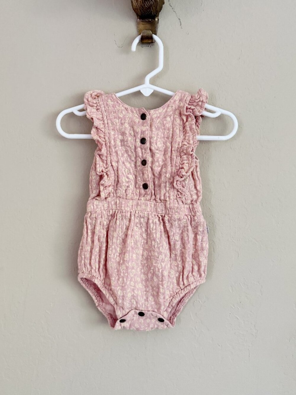 L’oved Baby Ruffled Bubble Romper • 6-9 Months